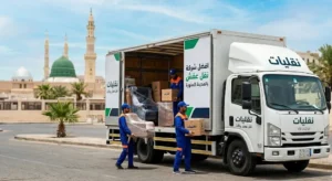 سيارة دينا تابعة لـ نقليات أثناء تقديم خدمات أفضل شركة نقل عفش بالمدينة المنورة مع العمالة المتخصصة